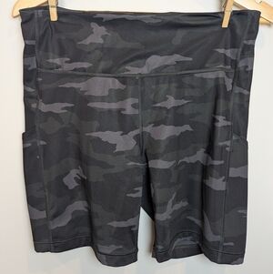 Athleta Women's Size L Ultimate Stash Pocket Camo 7" Gray Bike Shorts